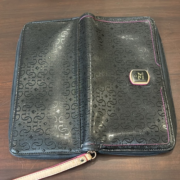 Guess Passport & Credit Card Holder Zip Around Black Wallet - Picture 3 of 16